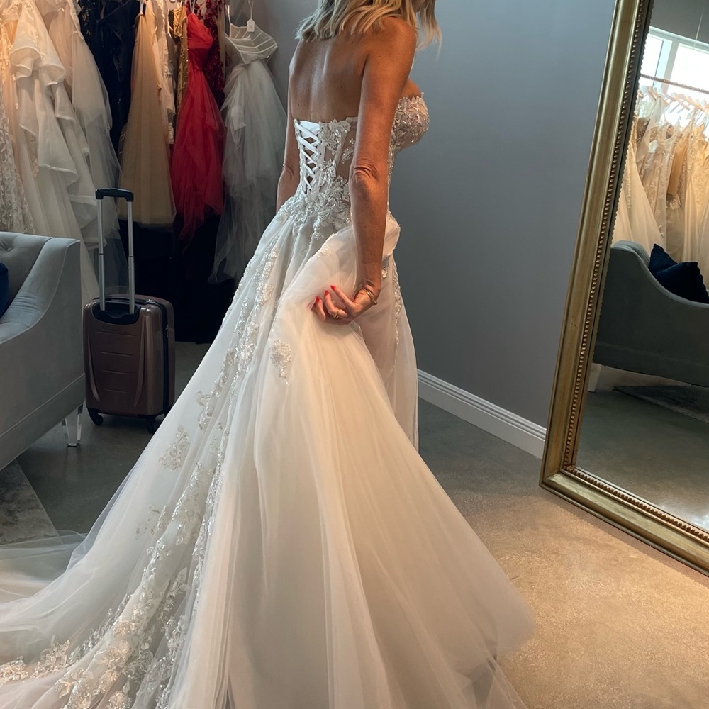 Galia Lahav
Almaz (customized gown)
Size 2 - Picture 8 of 10